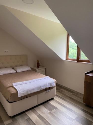 a bedroom with a bed in a attic at Yeşil Manzara in Macka