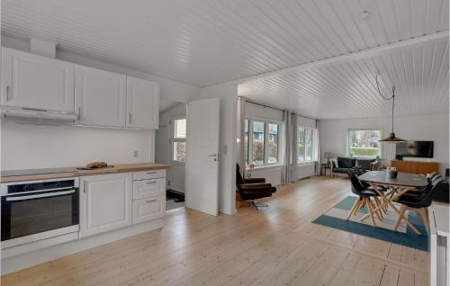 Cozy Home In Nykøbing M With Wifiにあるキッチンまたは簡易キッチン