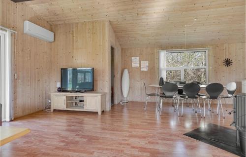 TV a/nebo společenská místnost v ubytování Cozy Home In Roslev With Wifi