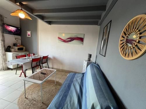 un salon avec une table et une salle à manger dans l'établissement Appartement T2 Mezzanine Vue mer - 4PVM552, à Saint Pierre La Mer