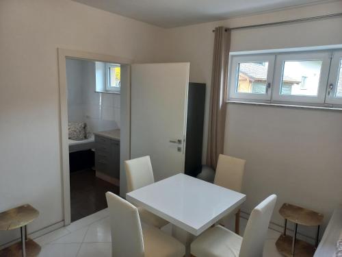 a white table and chairs in a room at Kurzzeitvermietung - Gratwein in Au