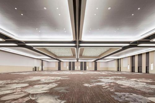 an image of a large room with a large ceiling at Signia By Hilton Atlanta Georgia World Congress Center in Atlanta