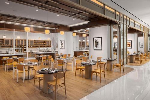 a restaurant with tables and chairs and a bar at Signia By Hilton Atlanta Georgia World Congress Center in Atlanta