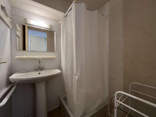 une salle de bain blanche avec un lavabo et une douche dans l'établissement Pavillon à Gruissan, 25m², 4 pers., piscine, parking, proche plage - FR-1-229-115, à Gruissan