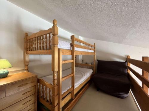 deux lits superposés dans une chambre avec un bureau dans l'établissement Charmant pavillon avec mezzanine, piscine et parking, à 300m de la plage du Grazel, Gruissan - FR-1-229-114, à Gruissan