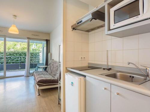 une cuisine avec un évier et un plan de travail dans l'établissement Charmant studio avec terrasse, parking en sous-sol, entre Biarritz et Anglet, à 5 km des plages - FR-1-3-600, à Anglet