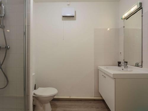 une salle de bain avec toilettes, lavabo et douche dans l'établissement Charmant studio avec terrasse, parking en sous-sol, entre Biarritz et Anglet, à 5 km des plages - FR-1-3-600, à Anglet