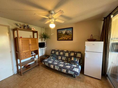 - une chambre avec un lit et un réfrigérateur blanc dans l'établissement Appartement proche de la mer - Narbonne 4MED326, à Narbonne-Plage