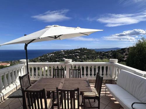 Photo de la galerie de l'établissement Villa avec piscine privée, climatisation et parking aux Issambres - FR-1-768-4, aux Issambres