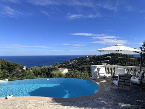 Photo de la galerie de l'établissement Villa avec piscine privée, climatisation et parking aux Issambres - FR-1-768-4, aux Issambres