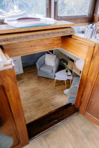 a small room with a chair and a table at Studio sur l'eau - Bateau Diva in Conflans-Sainte-Honorine