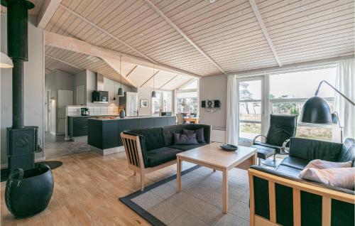 una sala de estar con un sofá y una mesa en Holiday Home Aakirkeby With Fireplace 02, en Vester Sømarken