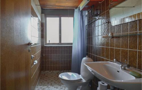 Ένα μπάνιο στο Three-Bedroom Holiday Home In Frostrup