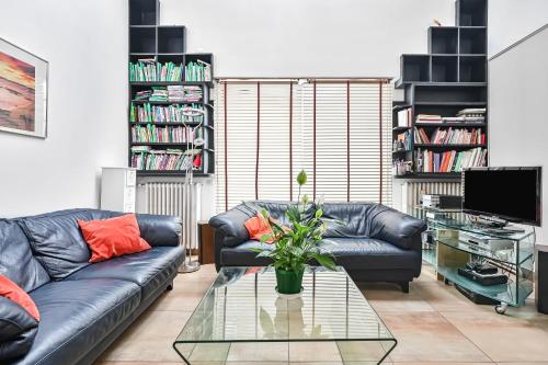 un salon avec un canapé et une table en verre dans l'établissement Maison Familiale 8 Pers Jardin Jacuzzi Gare Parking, à Fontenay-sous-Bois