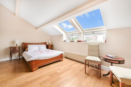 une chambre avec un lit et une fenêtre dans l'établissement Maison Familiale 8 Pers Jardin Jacuzzi Gare Parking, à Fontenay-sous-Bois