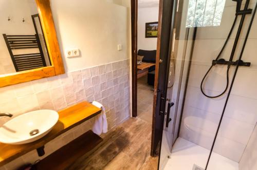 ein Badezimmer mit Waschbecken und Dusche in der Unterkunft Club Villamar - Mas Xuriguers in Santa Susanna