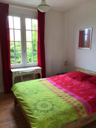 une chambre avec un lit, un bureau et des fenêtres dans l'établissement Stilvolle Villa 300 Meter vom Meer, à Lacanau-Océan