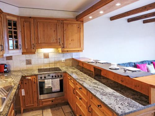 Kuchyň nebo kuchyňský kout v ubytování Apartment Résidence Le Chalet 5 by Interhome