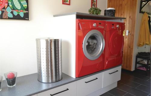 Dapur atau dapur kecil di Holiday Home Tarm With Fireplace 02