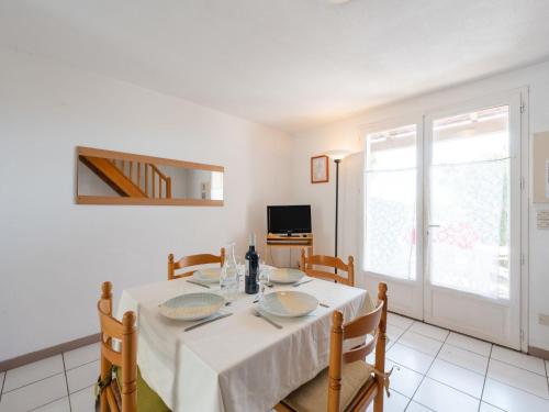 Μια τηλεόραση ή/και κέντρο ψυχαγωγίας στο Holiday Home Les Sentolines by Interhome