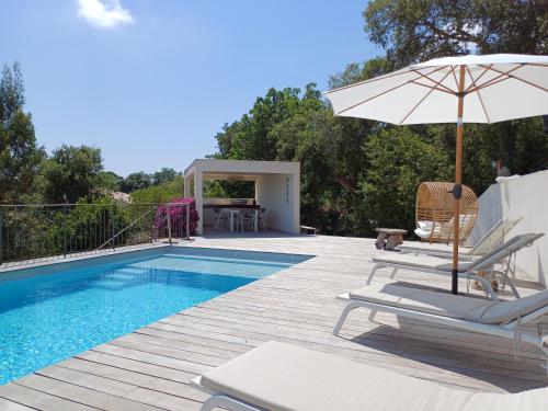 - une piscine avec des chaises, un parasol et une table dans l'établissement VILLA Provençale Contemporaine VUE MER & PISCINE CHAUFFEE 3 Chambres en-suite, à LʼÉglise