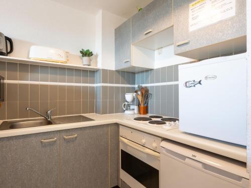 Η κουζίνα ή μικρή κουζίνα στο Holiday Home Les Sentolines by Interhome