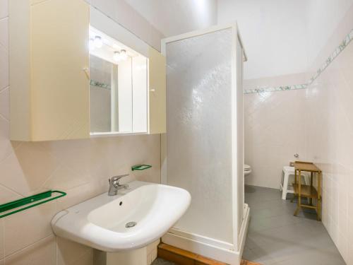 Ένα μπάνιο στο Apartment Certina 3 by Interhome