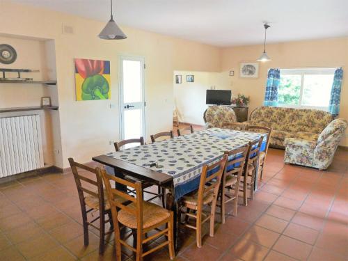 Μια τηλεόραση ή/και κέντρο ψυχαγωγίας στο Holiday Home Breda by Interhome