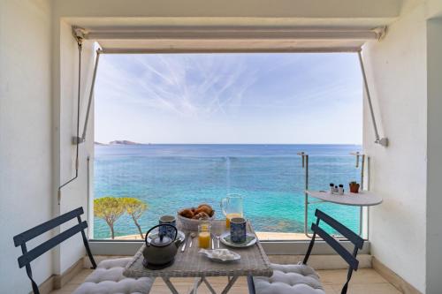 - une table avec vue sur l'océan dans l'établissement L'Echappée Marine - Welkeys, à Marseille
