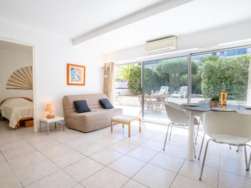 un salon avec un canapé et une table dans l'établissement Apartment Cannes Bay-1 by Interhome, à Cannes