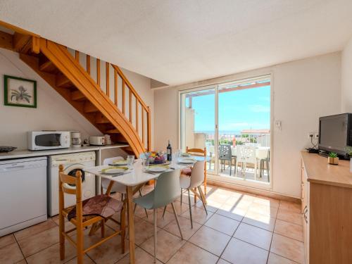 une cuisine et une salle à manger avec une table et des chaises dans l'établissement Apartment Les Exals by Interhome, à Saint Pierre La Mer