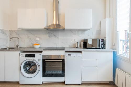 Una cocina o cocineta en Spacious and bright 2-bedroom large apartment very close to Paris - near metro