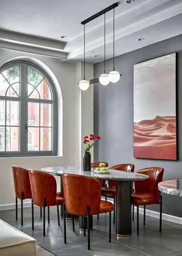 a dining room with a table and chairs at Biệt thự 3 phòng ngủ Novaworld Phan Thiết in Bình Sum