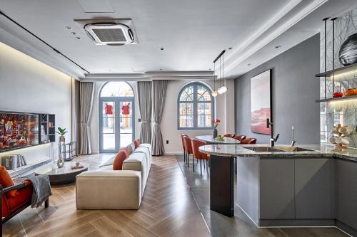 a kitchen and living room with red chairs and a bar at Biệt thự 3 phòng ngủ Novaworld Phan Thiết in Bình Sum