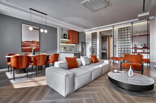 a living room with a couch and a table at Biệt thự 3 phòng ngủ Novaworld Phan Thiết in Bình Sum