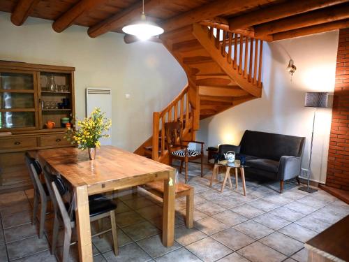 - un salon avec une table en bois et un escalier dans l'établissement Holiday Home L'Assemblée by Interhome, à Vielprat