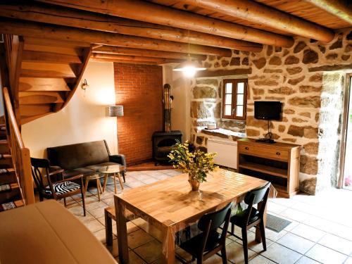 Il comprend un salon avec une table en bois et une cuisine. dans l'établissement Holiday Home L'Assemblée by Interhome, à Vielprat