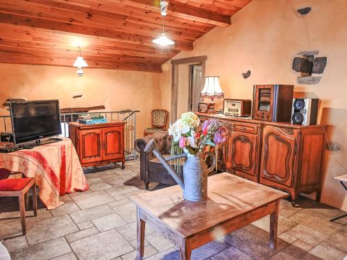 Dapur atau dapur kecil di Holiday Home Varenne by Interhome