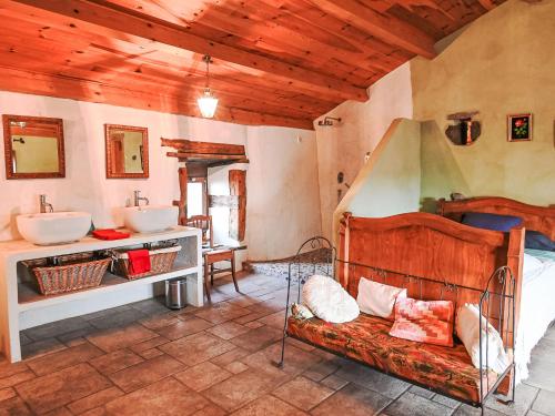 - une chambre avec deux lavabos et un lit dans une pièce dans l'établissement Holiday Home Varenne by Interhome, à Blassac