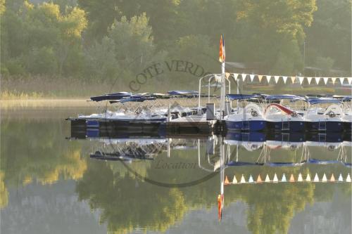 a group of boats docked at a dock on a lake at Côté Verdon in Quinson