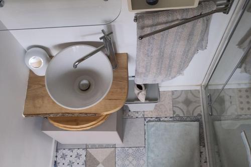 Ένα μπάνιο στο La Maisonnette Bleue, Eco-logis équipé de toilettes sèches