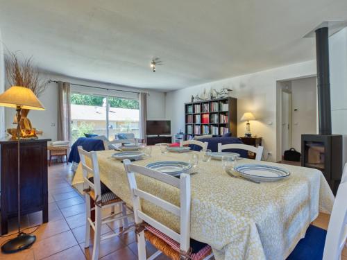 une salle à manger avec une table et des chaises dans l'établissement Holiday Home Mimosa by Interhome, à Soulac-sur-Mer