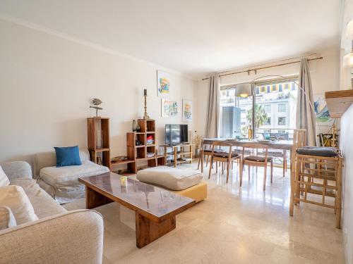 un salon avec un canapé et une table dans l'établissement Apartment Les Aliscamps by Interhome, à Cannes
