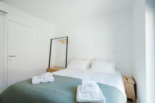 a bedroom with a bed with towels on it at Casa do Lagar in Paradela
