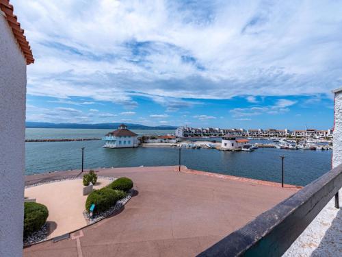 - une vue sur le port de plaisance depuis le balcon d'un bâtiment dans l'établissement Apartment Coudalère-Guadeloupe-2 by Interhome, au Barcarès