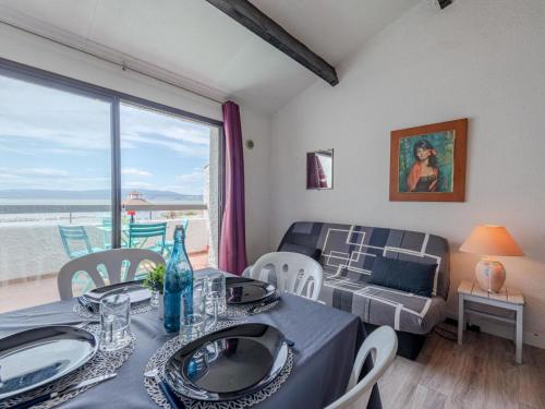 un salon avec une table, des chaises et un canapé dans l'établissement Apartment Coudalère-Guadeloupe-2 by Interhome, au Barcarès