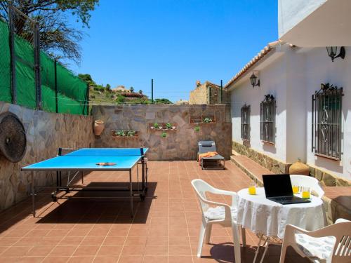 Πισίνα στο ή κοντά στο Holiday Home Villa Laura by Interhome