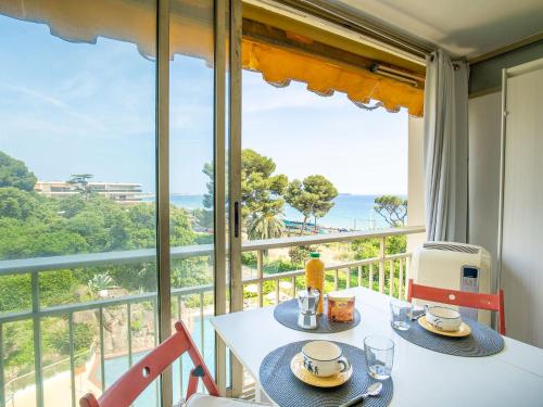 une salle à manger avec vue sur l'océan dans l'établissement Apartment Le Trident by Interhome, à Cannes
