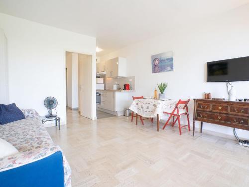 un salon avec une table et une salle à manger dans l'établissement Apartment Le Trident by Interhome, à Cannes