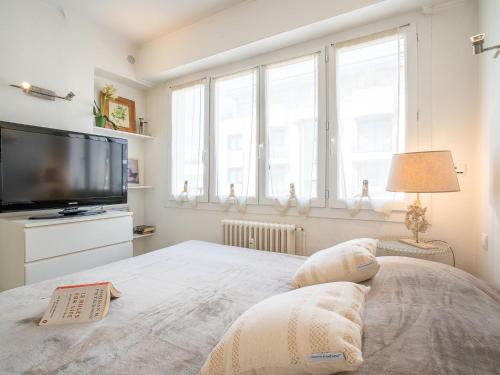 une chambre avec un lit et une télévision à écran plat dans l'établissement Apartment Le Cheverny by Interhome, à Cannes